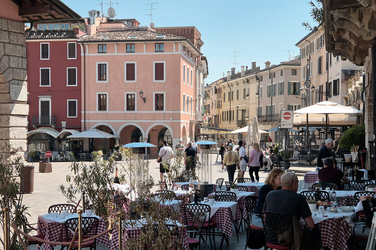 https://eventidelgarda.it/wp-content/uploads/2026/04/desenzano-vedere-piazze.jpg