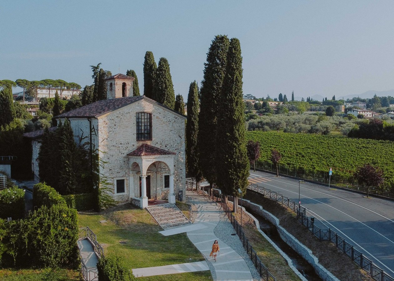 https://eventidelgarda.it/wp-content/uploads/2026/05/moniga_del_garda_chiesa_della_madonna_della_neve.jpg